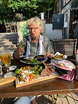 Op terras eten bij Het Hijgend hert