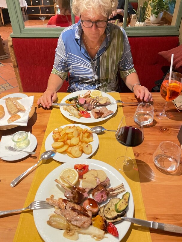 Dineren in restaurant op de camping
