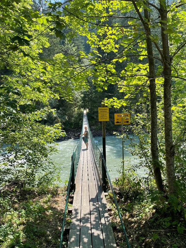Hangbrug over de Isel