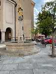 Ijsje eten bij de kerk