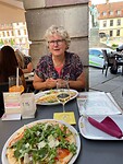 Eten met Bonifatius op achtergrond