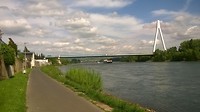 Rijn is hier echt breed, dus de brug net voorbj Koblenz is een joekel!