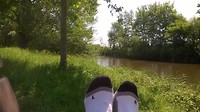 Lunch pauze op bankje in de zon aan de Rur.