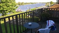 Maashotel in Broekhuizen. Balcon met zicht op de Maas en pontje.