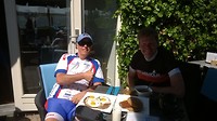 Lunch is wel verdiend ! (Jan-Pieter zit in schaduw)