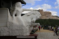Crazy Horse Memorial in de verte, met op de voorgrond hoe het zal worden