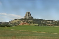 Devils Tower in de verte, samen met de Red Beds