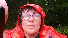 nat binnen en buiten de regencape na de klimtocht op steile en smalle bospaadjes