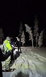 Sneeuwschoenwandelen in de avond