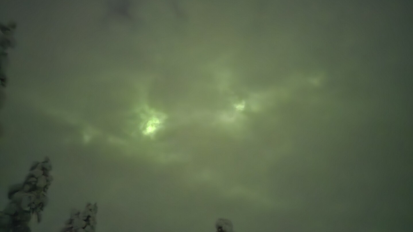 Onderweg probeert Aurora door de wolken heen te schijnen