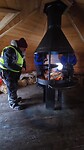 Aunti, onze gids steekt het vuur aan en zet de soep en bessensap erop