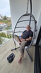 Een heerlijke cocoonstoel op het balkon van de slaapkamer