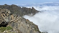 Mooie mix van het bergmassief en de wolken