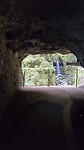 Licht en een waterval aan het einde van de tunnel