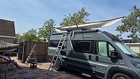 Even uitvinden hoe die kayaks op de camper kunnen