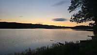 Zonsondergang aan het water bij.Ørastranda campsite