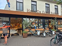 Eerst fikalekkers halen bij de bakker in Groesbeek