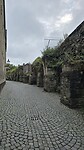 Straat met oude stadsmuur