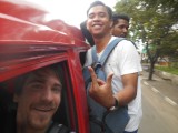 Met Yudhi in/aan de bus