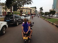 samen met Siets met de boda (brommer taxi) door Kampala