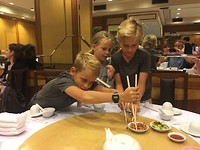 wie kan het beste met stokjes een pinda pakken?