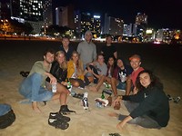 Spelletjes en drankjes op het strand