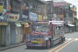 Jeepney in de 'winkelstraat'