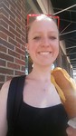 Sterre met haar eerste corndog ever