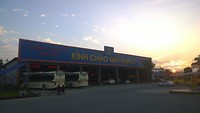 Zonsondergang bij het busstation