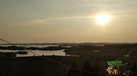 De zonsondergang vanaf een brug