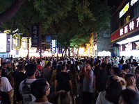 De drukte op de nightmarket in de moslimwijk