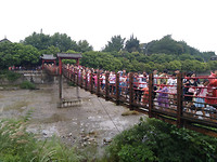 Met z'n allen op de brug