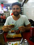 Stijn in het Indiase restaurant 2 - met bord nummer 2