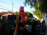 Chinese draak! De bovenste gast springt en de onderste ondersteund hem
