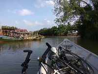 Met de fiets op de boot naar Tumpat om onze fietstocht te beginnen
