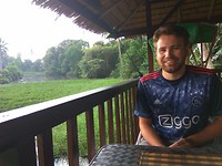 In de rivier naast Stijn zagen we regelmatig gigantische varanen zwemmen!