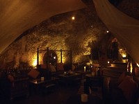 De natuurlijke grot waarin een restaurant was gemaakt (1)