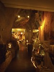 De natuurlijke grot waarin een restaurant was gemaakt (2)