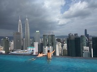 De rooftop pool van de Face Suites, waar Arthur (collega) verblijft