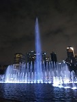 Onder begeleiding van muziek spuit het water omhoog