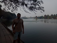 Hoan Kiem meer met een donkere vent
