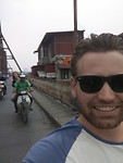 Met z'n drieën achterop over de Long Bien bridge
