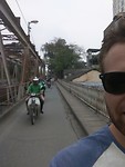 En met z'n drieën weer terug over de brug