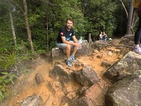 Stijn op de top van de Bukit Terisek