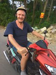 Happy Dick op de scooter!