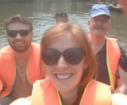 De drie op een bootje onderweg naar Trang An