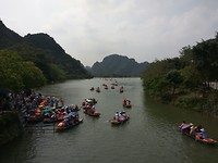 Een nieuw blik Chinezen is open getrokken en ze verspreiden zich over de watervan van Trang An
