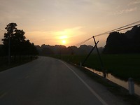 De zonsondergang vanuit Tam Coc
