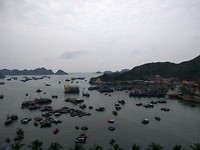 Uitzicht vanaf de rooftop bar over de baai van Cat Ba