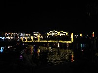 Ook de brug is mooi verlicht